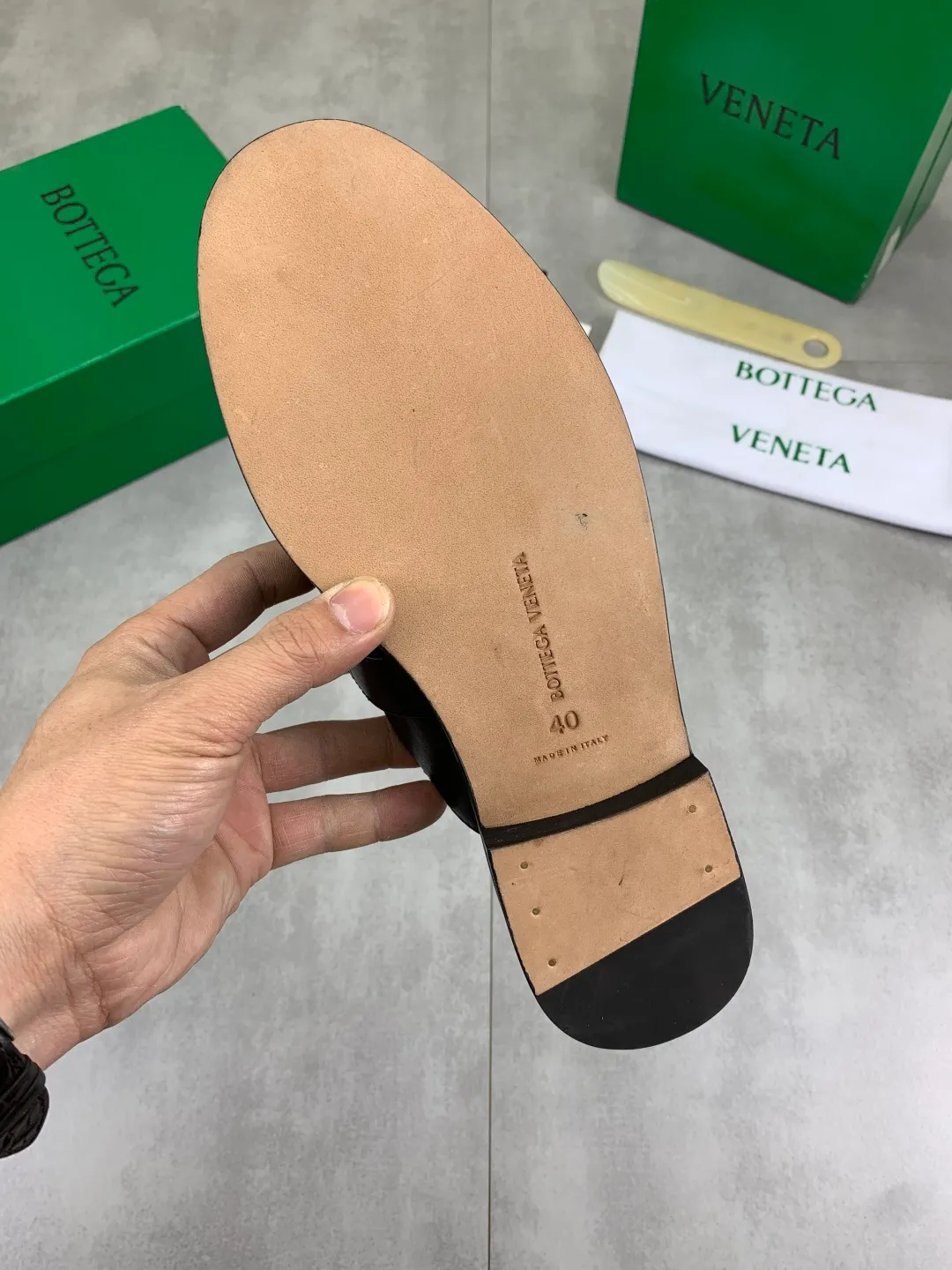Men's shoes 💰P800 [New model] (genuine leather outsole) water-dyed cow lining 💰High-quality business couple half-slip leather shoes 💎💎💎 BOTTEGA VENETA official website synchronizes the latest top version of BV in the market, accepts material comparison, shoe type comparison, process comparison, practical and textured, versatile and suitable for any occasion, the more you look at it, the more flavorful it becomes. Purely hand-knitted craftsmanship - Upper material, calfskin imported from Italy 🇮🇹 - High-quality water-dyed cowhide lining - Original private model customized leather outsole -Size: Female 35-39 (40 ordered) Male 39-44 (38 45 can be customized) Color: Multiple colors available